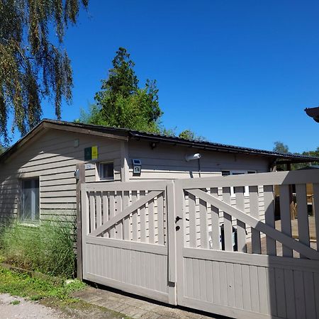 Rustig Gelegen Chalet Solvo Met Terras Aan Het Water Geel Exterior foto