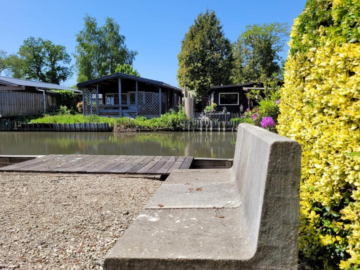 Rustig Gelegen Chalet Solvo Met Terras Aan Het Water Geel Exterior foto
