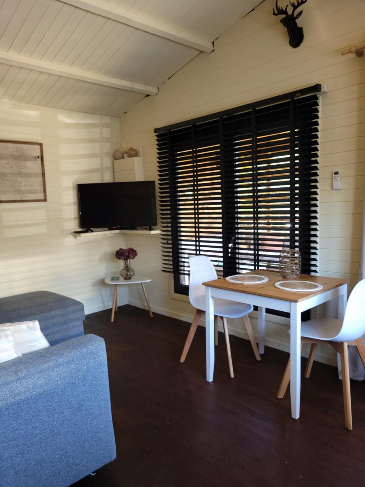 Rustig Gelegen Chalet Solvo Met Terras Aan Het Water Geel Exterior foto