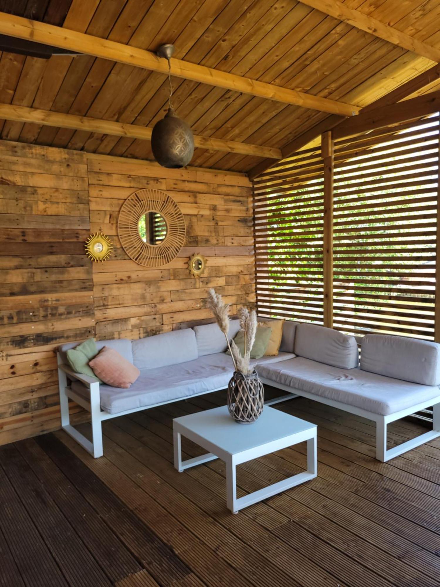 Rustig Gelegen Chalet Solvo Met Terras Aan Het Water Geel Exterior foto